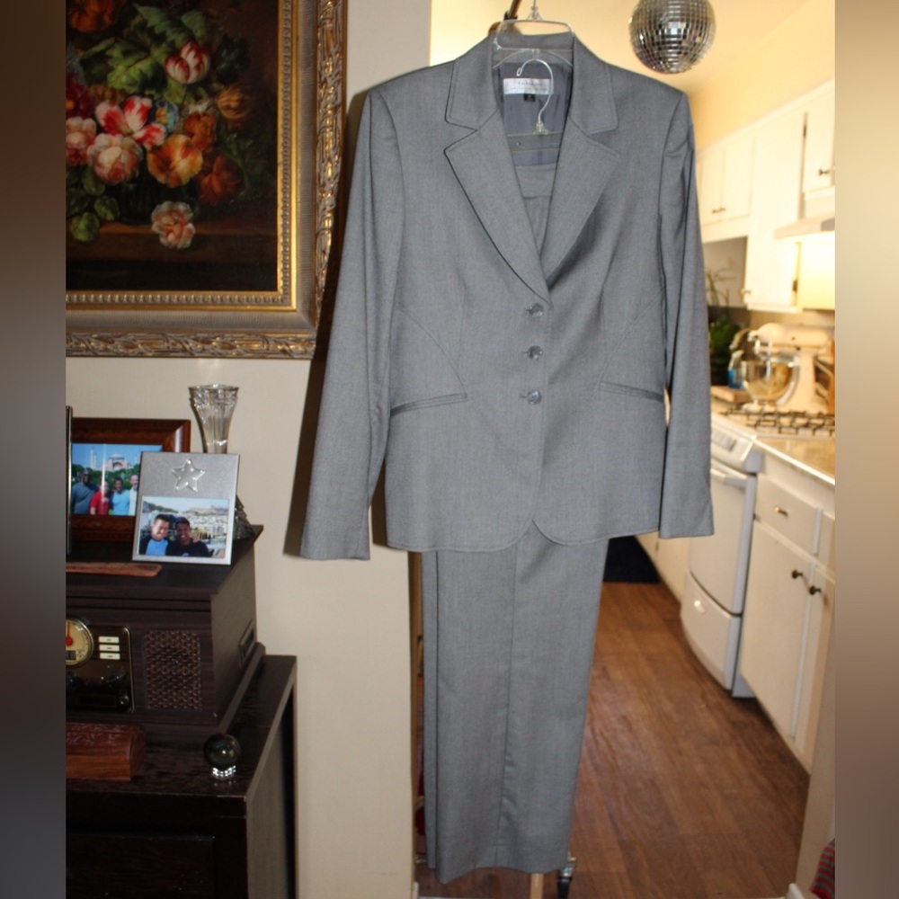 Tahari Classic Gray Women's Suit Pants/Jacket Set